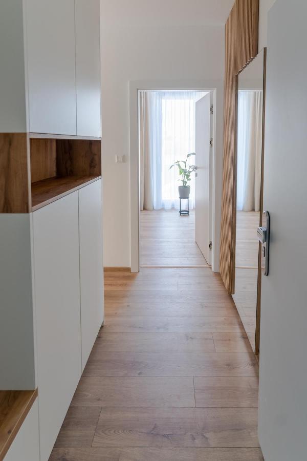 Liptovský Mikuláš Avocado Apartment Victory Port מראה חיצוני תמונה